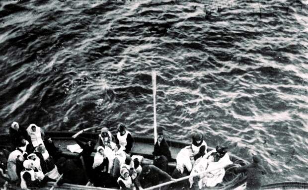 Обломки затонувшего Титаника около корабля Карпатия  Фото: Profimedia.cz
