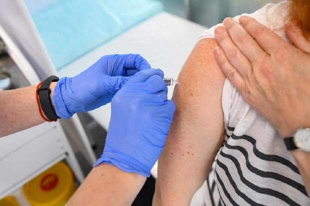 150 евро за укол: молодежь в Греции получит деньги за прививку от COVID-19
