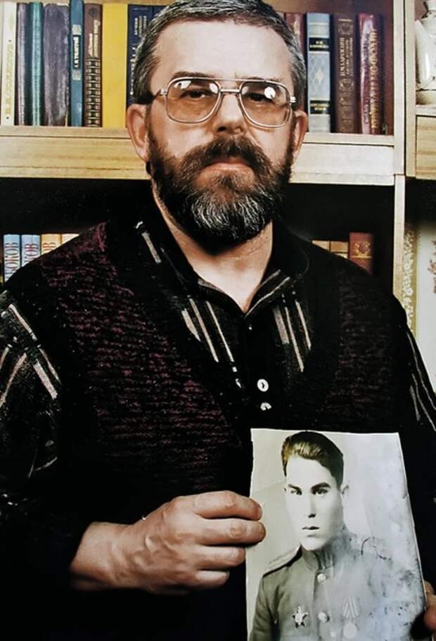 Юрий Александрович Давыдов с фотографией отца