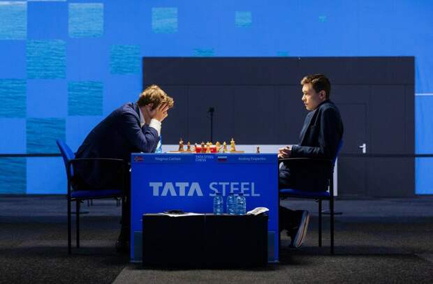 Есипенко (справа) против Карлсена (слева). Угадайте с одной попытки: кто проигрывает? ;)