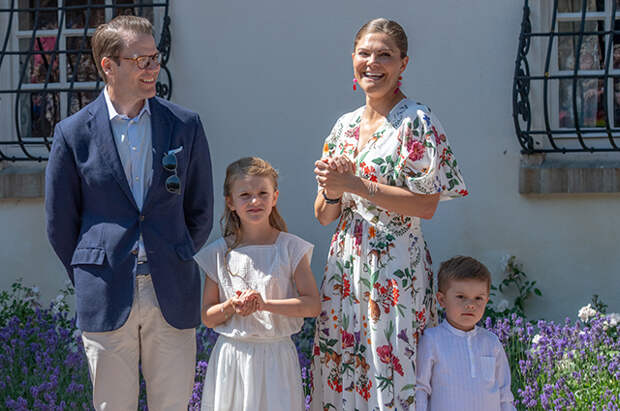Кронпринцесса Виктория с мужем принцем Дэниэлем, дочерью Эстель и сыном Оскаром