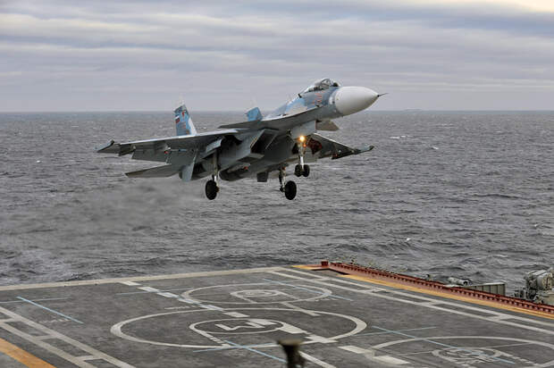 Корабельный истребитель Су-33 на борту авианосца "Адмирал Кузнецов"