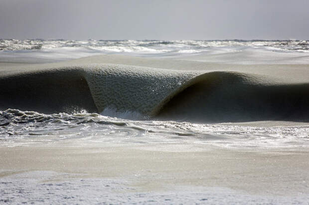 Замерзшие волны Атлантики: соленая вода стала льдом