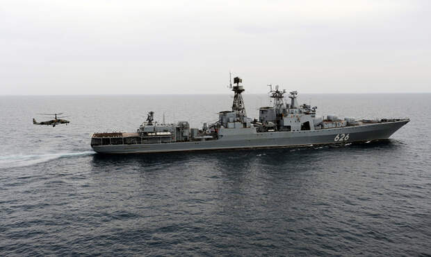 Вертолет Ка-52 "Аллигатор" во время пробной посадки на палубу большого противолодочного корабля "Вице-адмирал Кулаков"