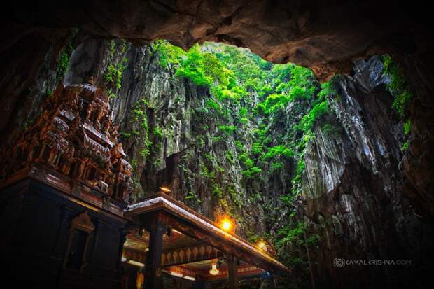 Взгляните на храмы в пещерах Бату в Малайзии.