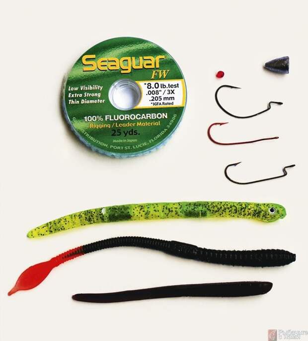 Элементы техасской оснастки: флуорокарбоновая леска, бусинка, грузило-пуля, офсетные крючки и приманки. 