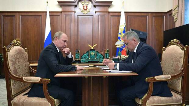 Путин и Шойгу обсудили итоги операции по выдворению подлодки ВМС США из российских вод