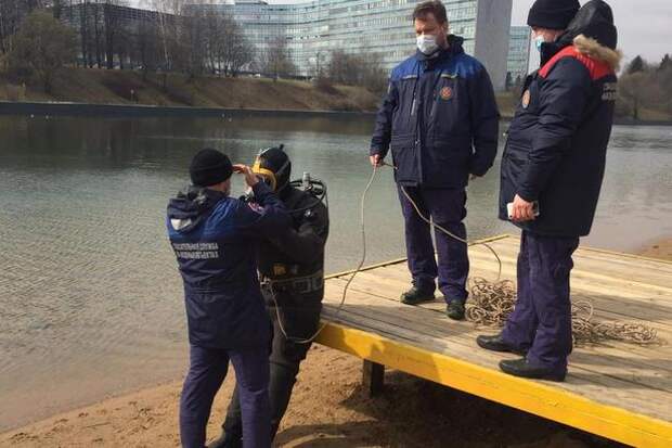 Водолазы обследовали дно водоемов в Зеленограде Водолазы обследовали дно водоемов в Зеленограде