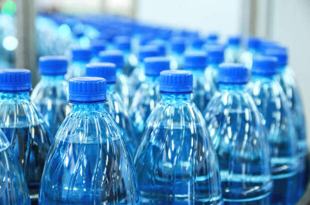крупным планом на бутылках минеральной воды в сыром виде и линиях - вода в бутылке стоковые фото и изображения