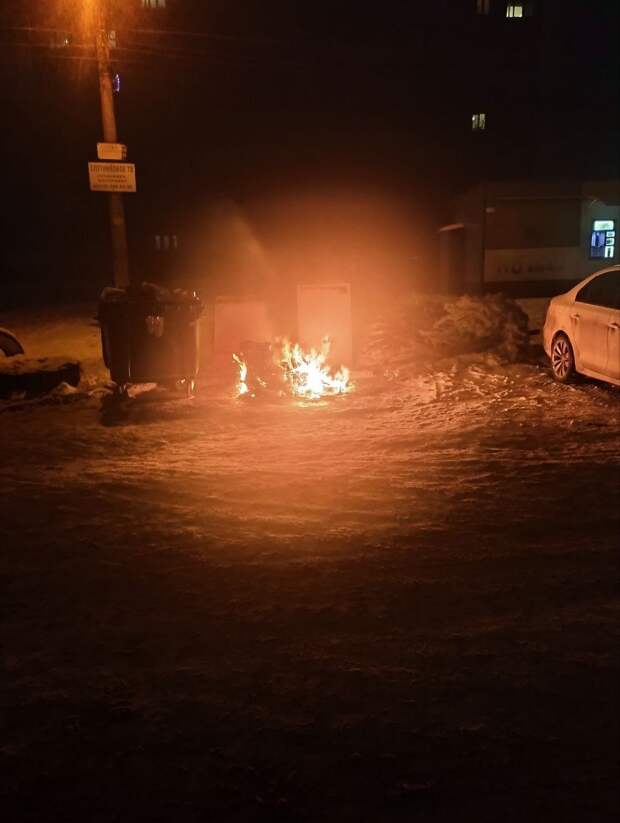 На Текстильщике горел мусорный бак