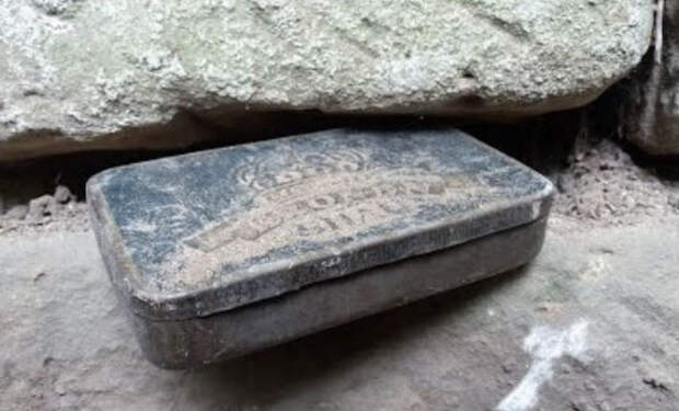 Коробку спрятали между камнями: черные копатели заметили в стене металлический ящик