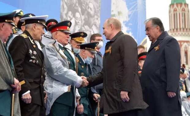 Путин изменил одно слово в речи на параде Победы и вызвал бурную реакцию британцев