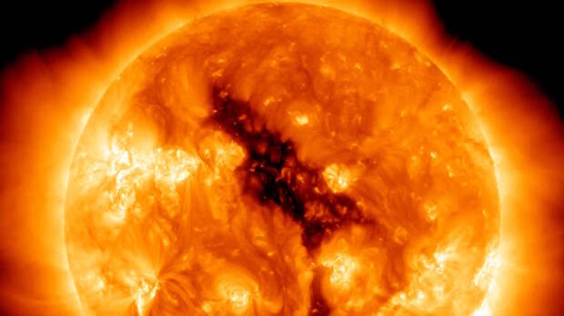 Корональная дыра в форме дракона образовалась на Солнце