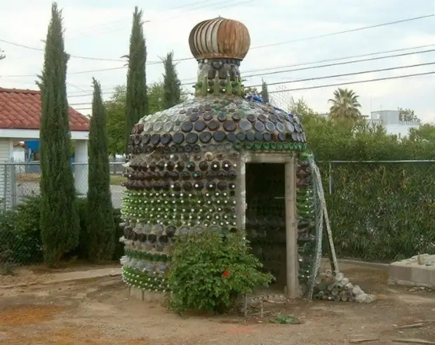 Восемь тысяч бутылок из-под шампанского и 20 лет жизни понадобилось украинцу, чтобы построить дачу Восемь тысяч бутылок из-под шампанского и 20 лет жизни понадобилось украинцу, чтобы построить дачу бутылки, дом. замок, своими руками, стройка