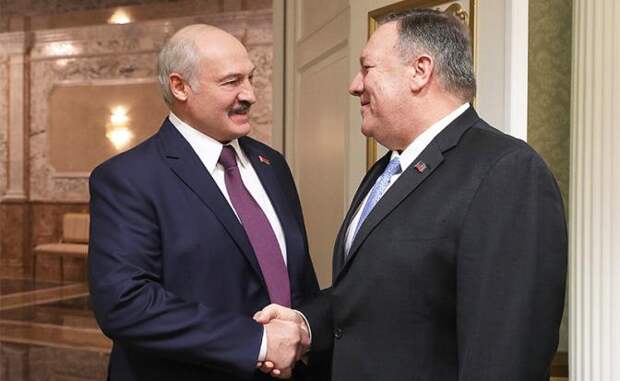 На фото: президент Белоруссии Александр Лукашенко и госсекретарь США Майк Помпео (слева направо) во время встречи