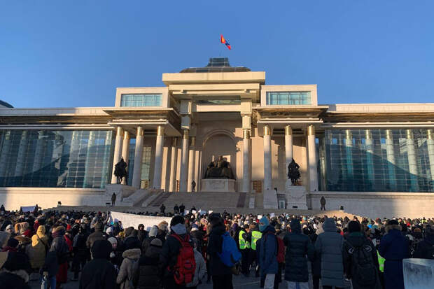 Протестующие против властей заблокировали центральный проспект в Улан-Баторе