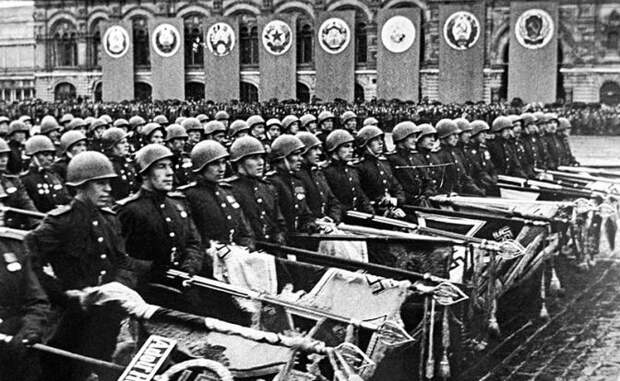 На фото: во время парада Победы 24 июня 1945 года
