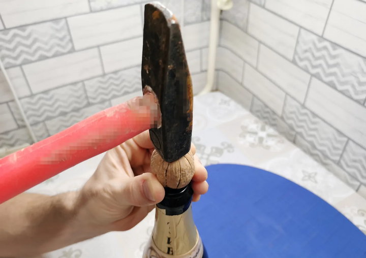 Чищу грецкие орехи при помощи бутылки от шампанского (научился у крымчан). Ядро остаётся целым