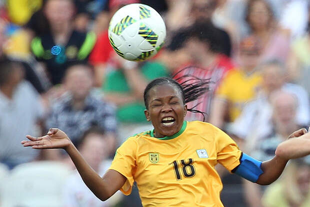 Футболистка сборной Зимбабве во время матча олимпийского турнира.