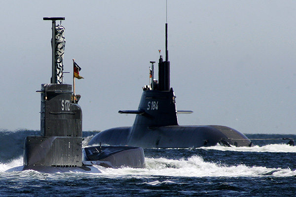 Подводная лодка «U 23» класса 206 (слева) и подводная лодка «U 34» класса 212. Фото: Heribert Proepper / AP