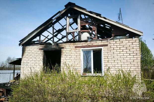 Пожар уничтожил два дома и баню в Ивановской области