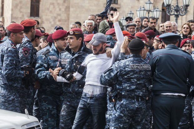 Полиция Армении задержала свыше 200 участников акции протеста. Жёсткие аресты продолжаются