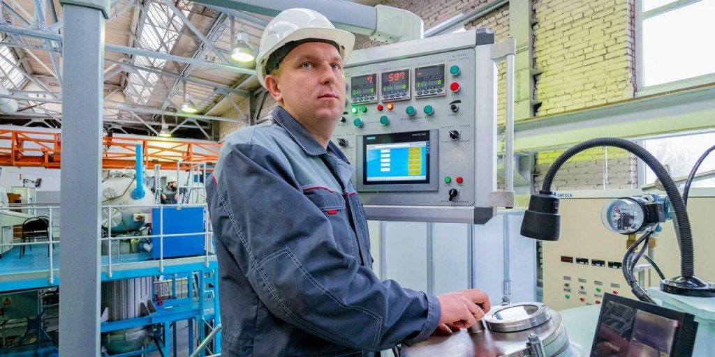 Власти Москвы рассказали о том, какие критерии важны при выборе предприятий для первоочередной поддержки в сложившихся условиях. Подробную информацию рассказал журналистам вице-мэр Москвы Владимир Ефимов. - Мы смотрим на несколько параметров, - сообщил заместитель мэра Москвы. - Например, в случае проблем у коммунальных предприятий мы им окажем поддержку безусловно. В приведенном примере заместитель мэра Москвы отметил, что такие приоритеты касаются организаций, без работы которых город не сможет существовать: в первую очередь, это коммунальные службы. Подобные критерии будут применяться и при оказании помощи физическим лицам: в первую очередь в поддержке нуждаются социально незащищенные слои. Фото: mos.ru