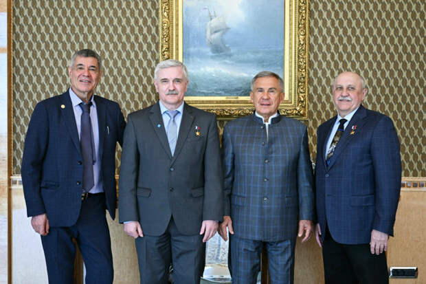 Рөстәм Миңнеханов космос атналыгы кысаларында очучы-космонавтлар белән аралашты