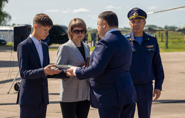 В Торжке родственникам погибшего летчика Алексея Тарасова передали Звезду Героя России