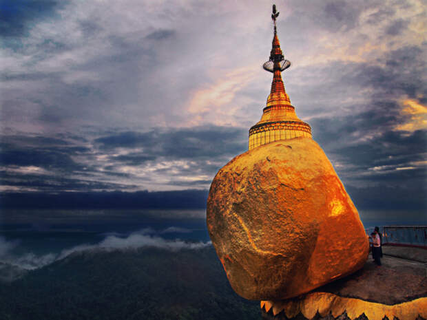 Поразитесь-природным-феноменом-Золотой-камень-в-Мьянме