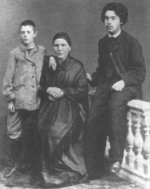 Василий и Александр Суриковы с матерью Прасковьей Фёдоровной. Василий и Александр Суриковы с матерью Прасковьей Фёдоровной.