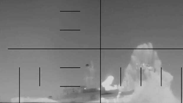 В Сети появились кадры торпедного удара США по кораблю Ирана