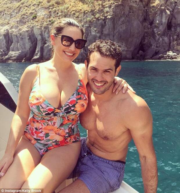 Келли Брук: фото на отдыхе в Италии