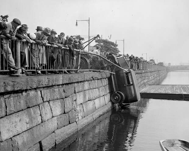 Трагичные и нелепые автомобильные аварии Бостона в 1930-х годах. Фотограф Лесли Джонс