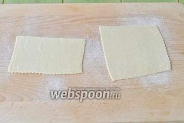 Тонко раскатываем тесто и режем на прямоугольники, примерно 7х10 см.