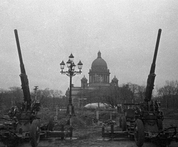 RIAN_archive_5634_Antiaircrafters_guarding_the_sky_of_Leningrad