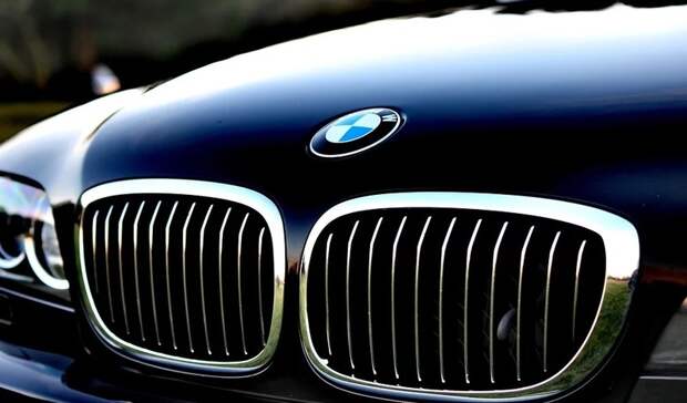 «Это BMW — кого надо BMW»: картина в центре Владивостока поставила в ступор очевидцев