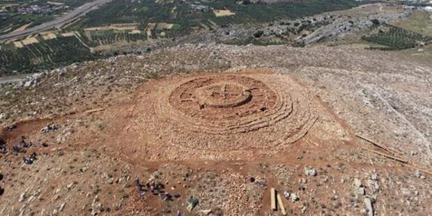 4000-летнее каменное здание, обнаруженное на вершине критского холма