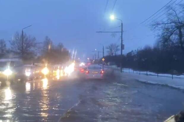 ﻿На улицах и дорогах Тулы образовался потоп после снегопада