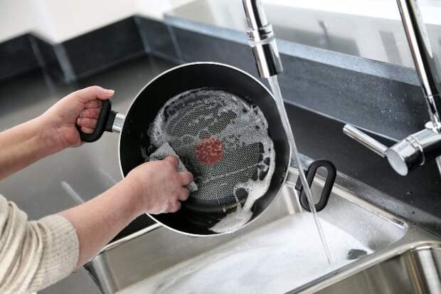 После приема пищи (и охлаждения сковороды) вымойте ее в теплой воде с моющим средством