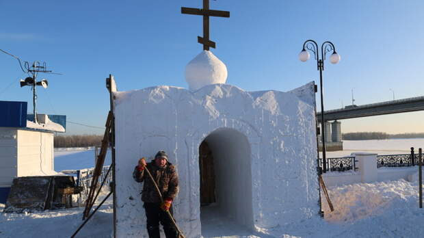 В Барнауле на Оби начали строительство крещенского городка. Фото