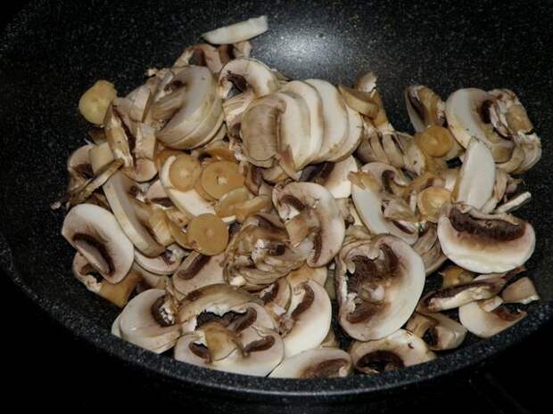 Шампиньоны обжарить на растительном масле. пошаговое фото этапа приготовления салата с грибами и курицей