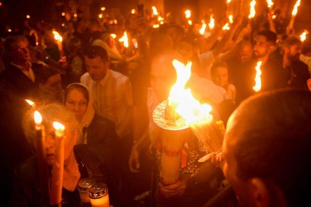 Делегация Фонда Андрея Первозванного получила Благодатный огонь