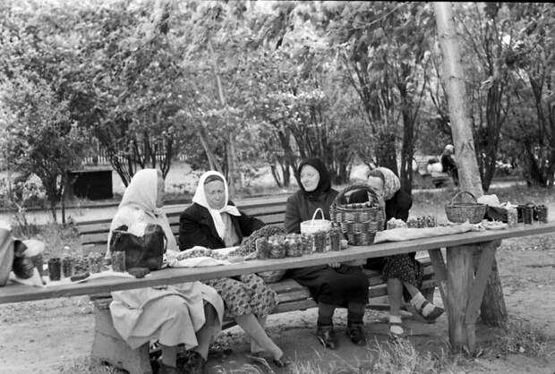 Женщины продают ягоды. Углич, 1967