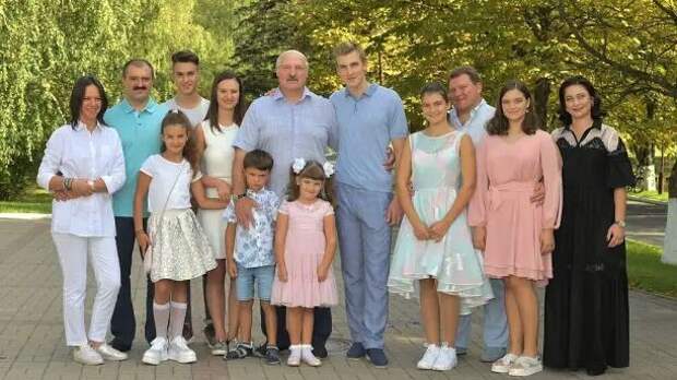Большая и дружная семья