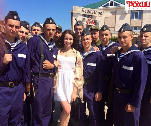 фото с моряками4 «Миссис Севастополь» выступит в США в платье Екатерины II