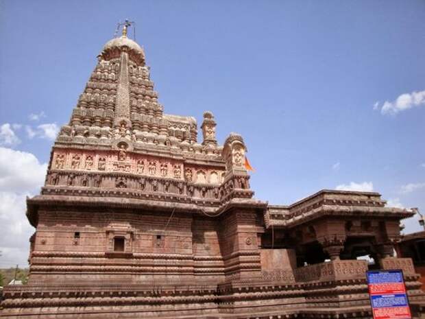 Храм Гришнешвор в Индии служит для странных нужд