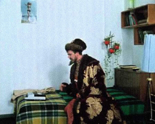 Иван Васильевич слушает музыку Иван Васильевич слушает музыку