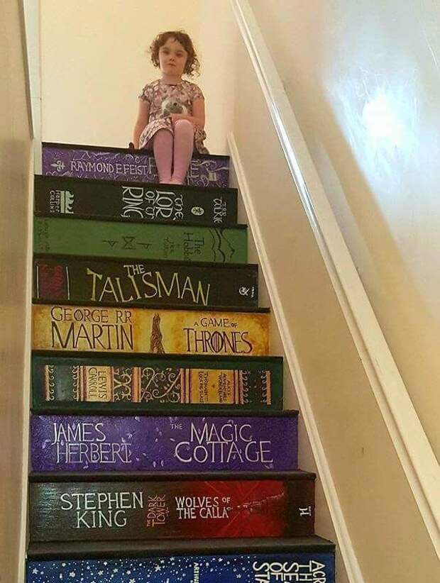 превратила лестницу в книжную полку, раскрасила лестницу под книжную полку, Пиппы Бранхам, Pippa Branham