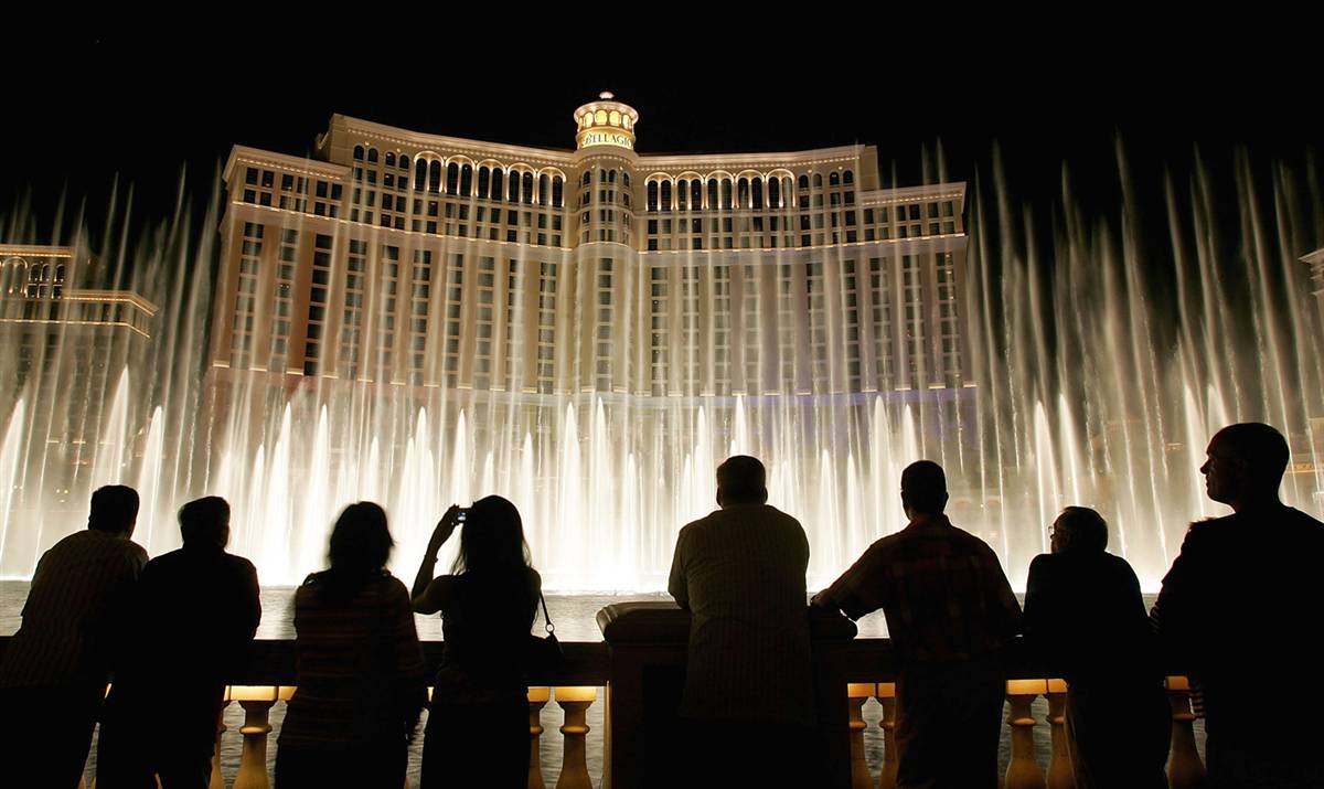 ss-090408-las-vegas-24ss_full 23) Силуэты туристов фоне шоу музыкальных фонтанов «Bellagio» на Лас-Вегас Стрип. (Ethan Miller/Getty Images)
